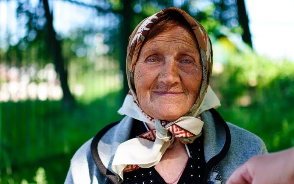 Старухи в платках. Бабушка в платочке. Бабушка в платке. Старуха в платке. Бабуля в платке.