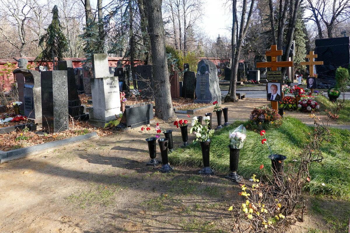 Как выглядят могилы Василия Ланового и Владимира Меньшова на ...