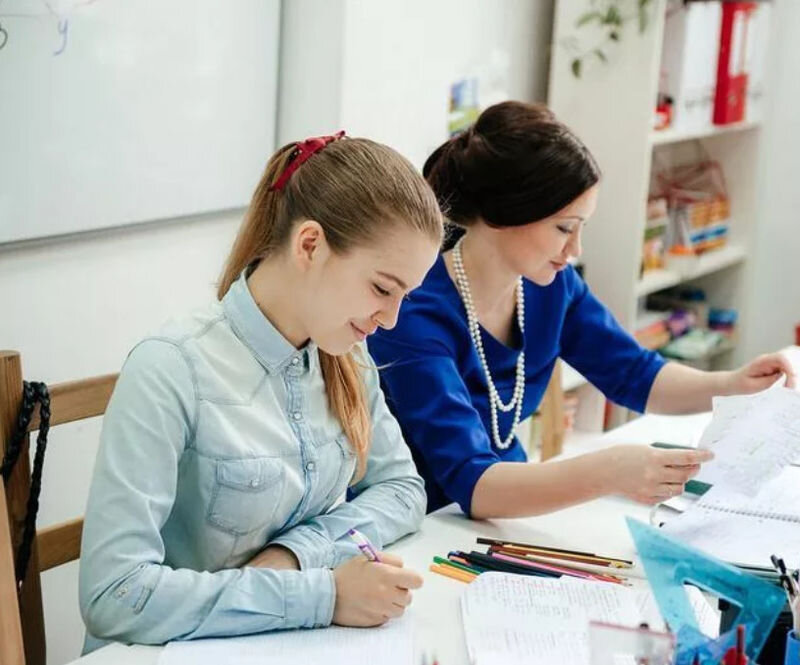 курсы подготовки к огэ. ученики на курсах. преподаватель егэ. подготовка к огэ и егэ. старшеклассники в школе.