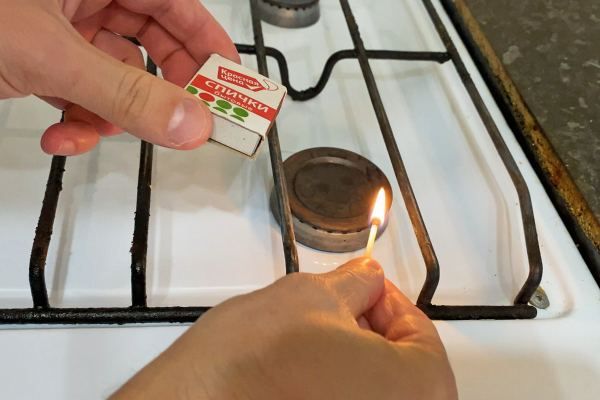 Привычный способ зажигать конфорку газовой плиты.
