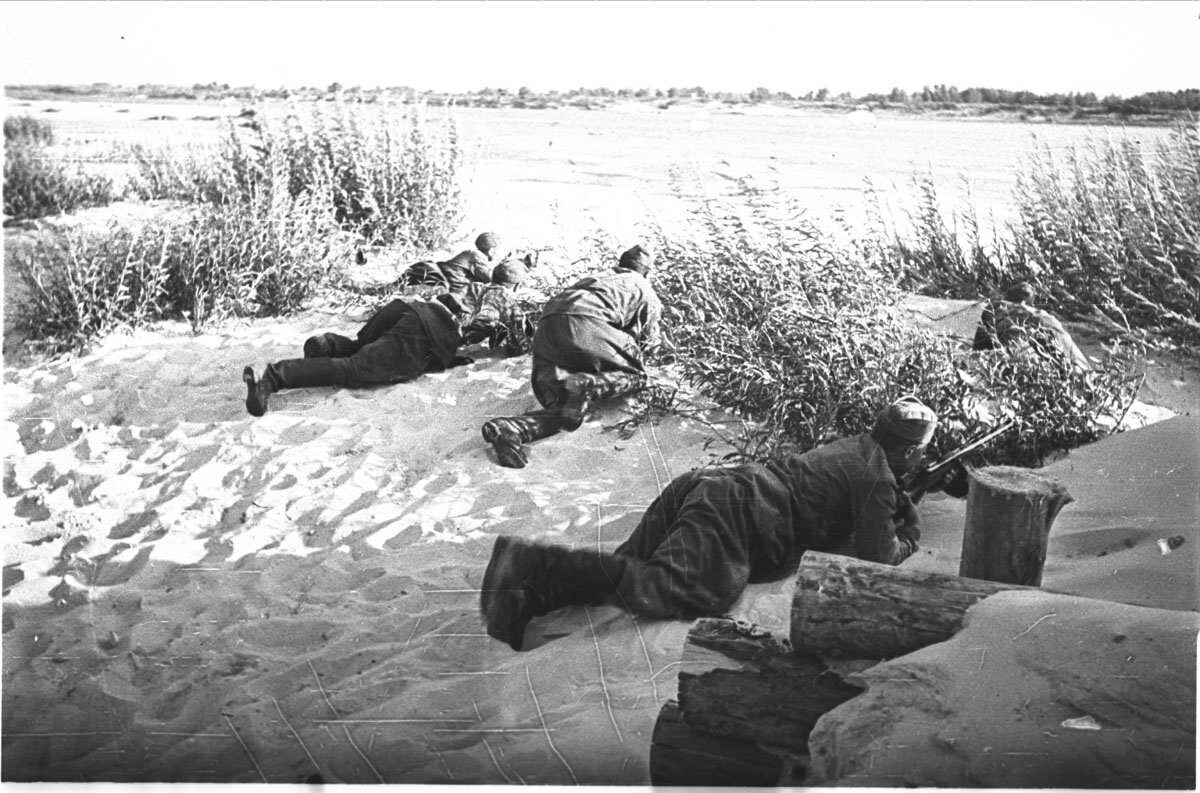 советские солдаты в окопах зимой. разведка возвращается. фронтовой разведчик венгрии. разведчики в тылу у немцев известные. советская разведка и контрразведка в годы вов.