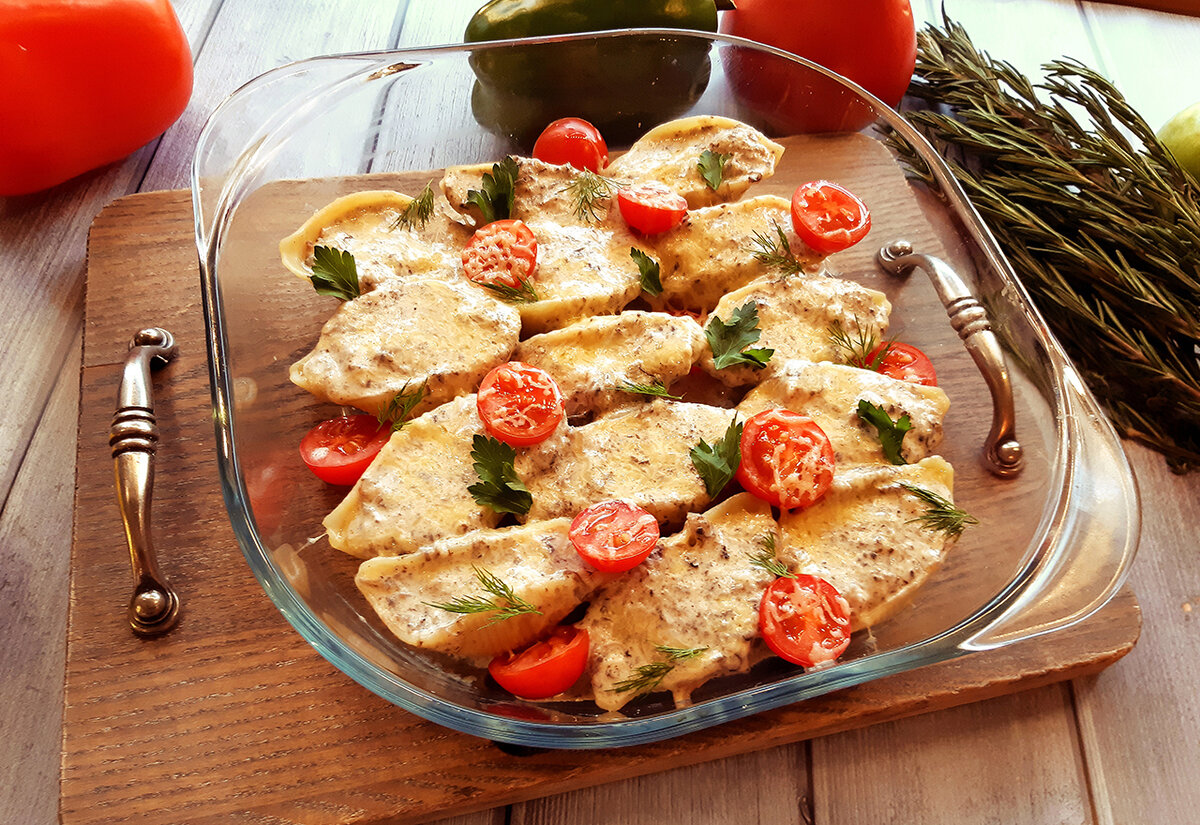 Лумакони фаршированные. Макароны фаршированные грибами. Макароны ракушки с курицей. Фаршированные макароны ракушки. Фаршированные макароны ракушки печенью.