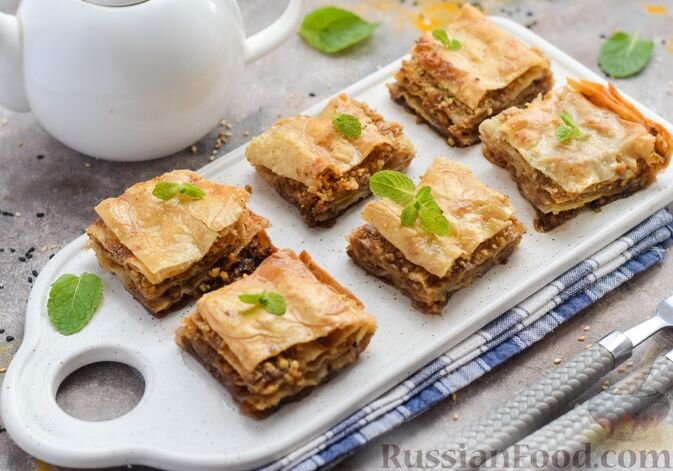 лаваш, орех грецкий, сахар, масло сливочное, вода, сок лимонный, мята свежая (для украшения)