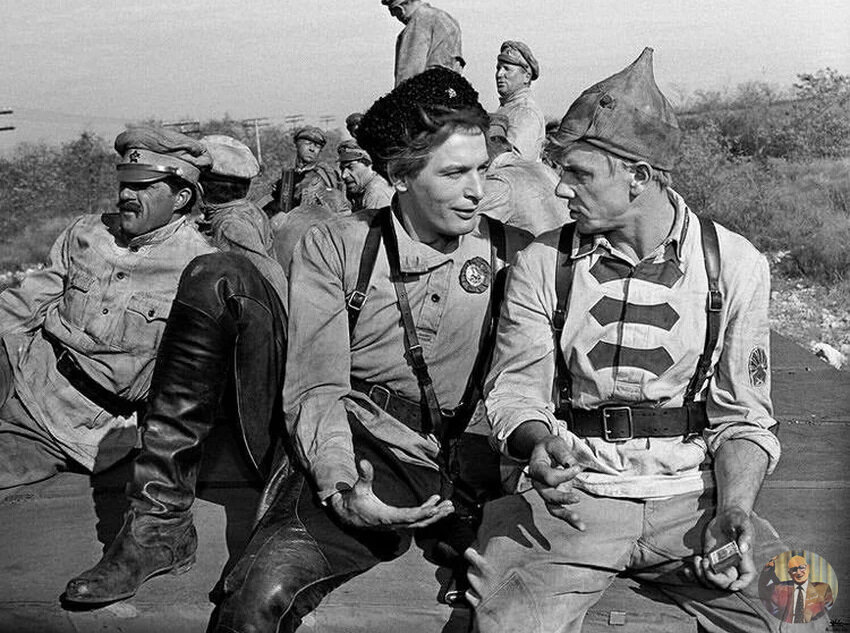 «Офицеры» 1971. Вот это фильм! Вот это судьбы! Самый молодой из героев, внук главного героя продолжает профессию Защитника родины, на первый взгляд так же как и в Небе. Но его родители погибли защищая родную землю, а деды служили в приграничных зонах. То есть все его родные участвовали не просто иностранными наблюдателями. 