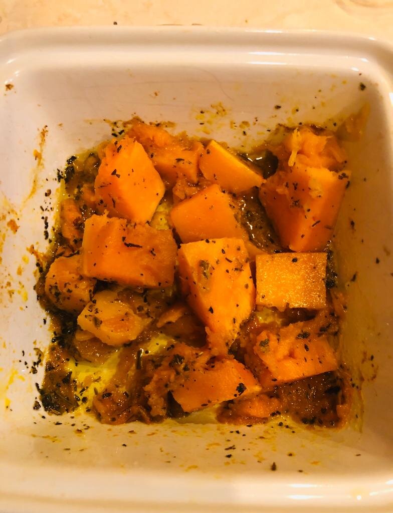 Я называю тыкву королевой овощей, ведь из неё столько много всего вкусного можно приготовить! Я  заготовила тыкву на зиму, нарезав её на небольшие кусочки и положив в морозилку.