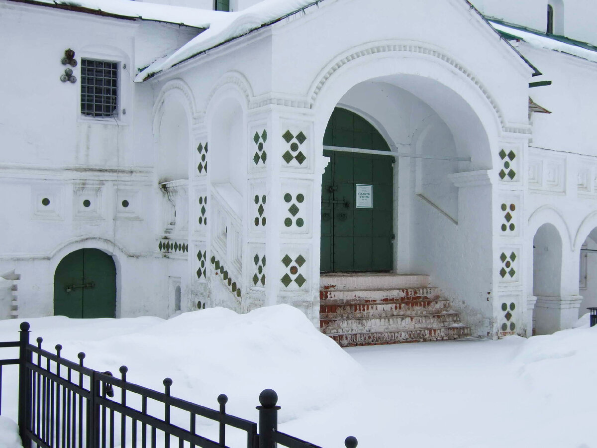 Изразцы в декоративном убранстве церкви Рождества Христова