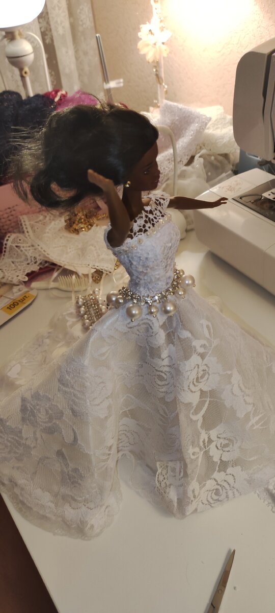 Пояс подчеркивает тонкую талию.