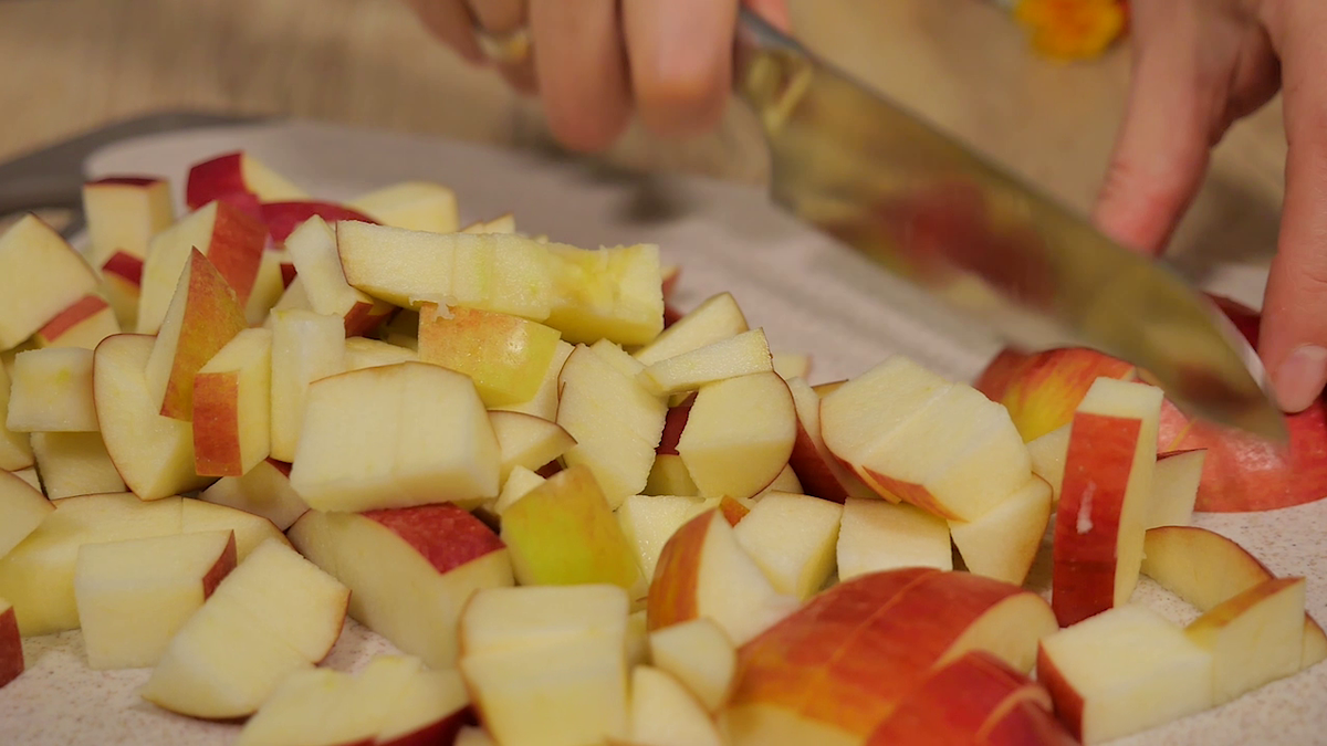 Яблочный пирог, который тает во рту. Тот случай когда надо быстро, вкусно и  просто. | Вкусный рецепт от Людмилы Борщ | Дзен