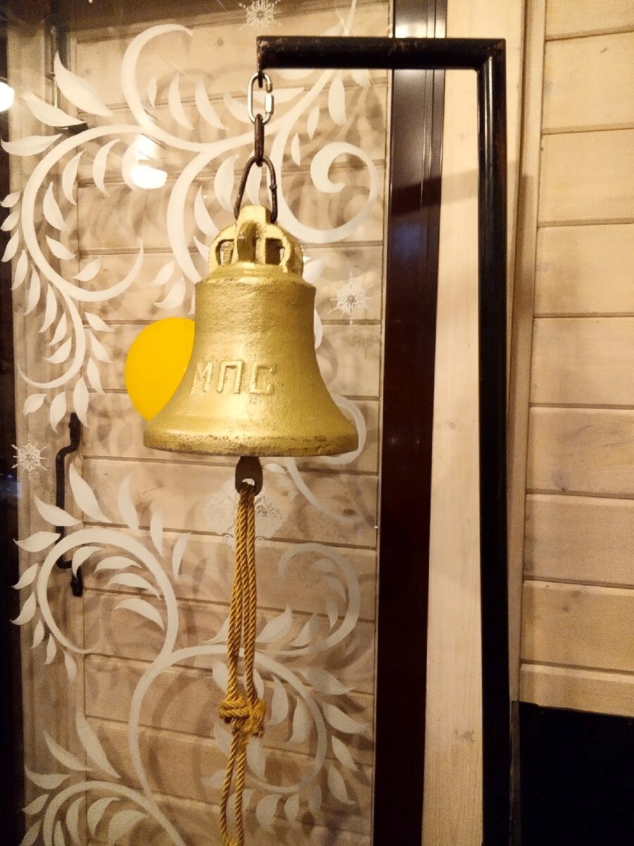 Убранство лавки Деда Мороза, оборудованной в одном из вагонов новогоднего поезда.