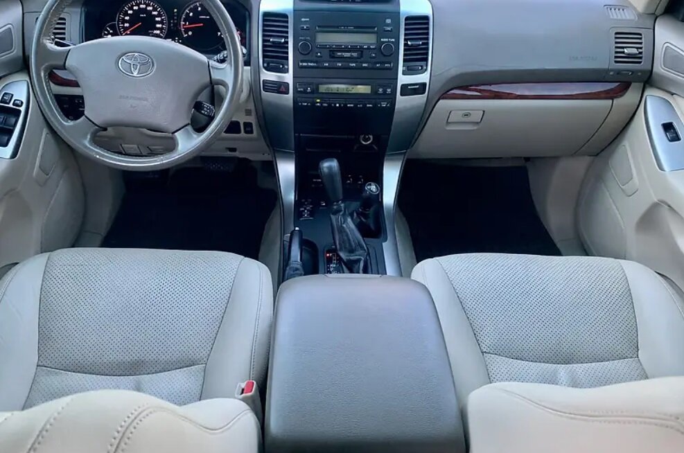 Салон простоват по качеству материалов.