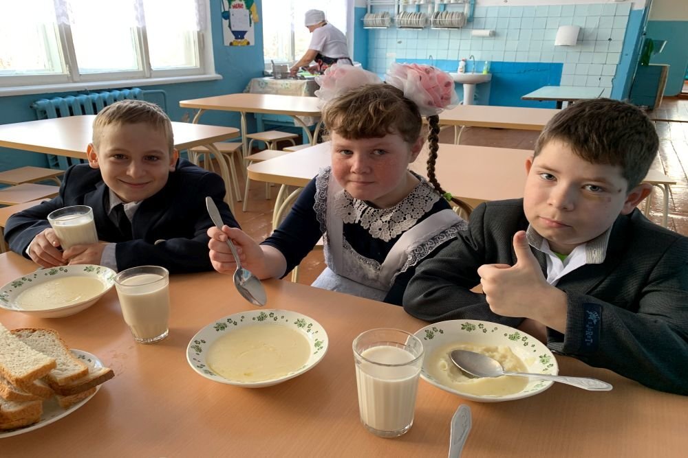 Что есть в каждой школе. Столовая в школе. Школьная столовая в России. Еда в школьной столовой. Еда в школьных столовых в России.