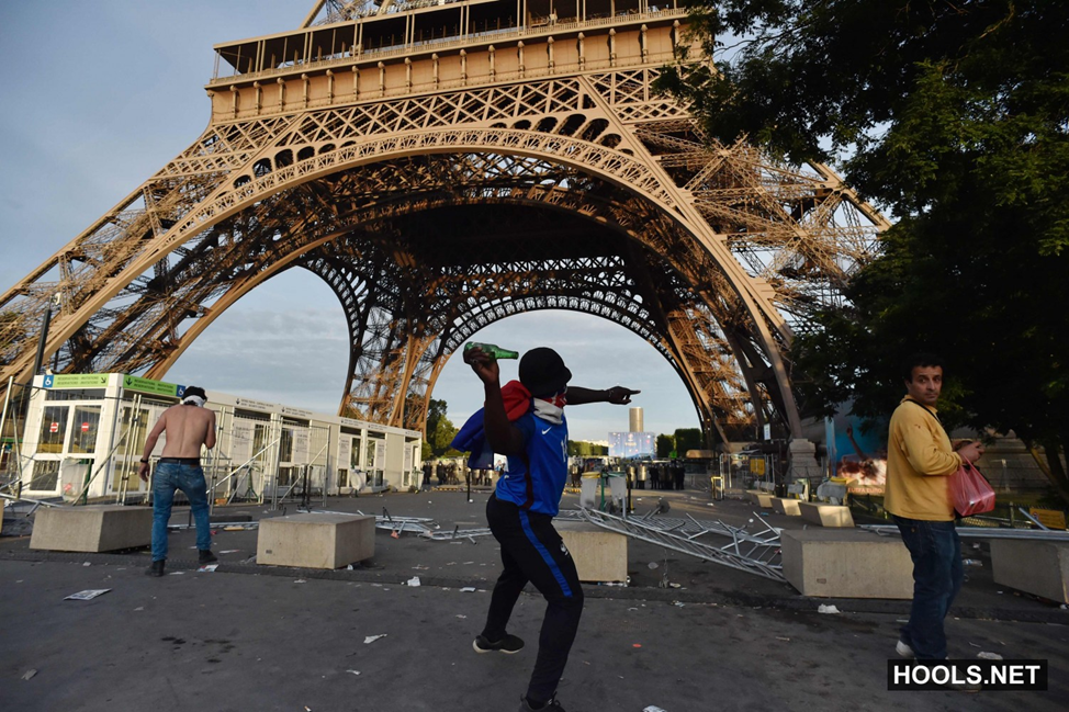 Парижский хулиган 4. Мигранты у Эйфелевой башни. Бомжи возле Эйфелевой башни. Под Эйфелевой башней.