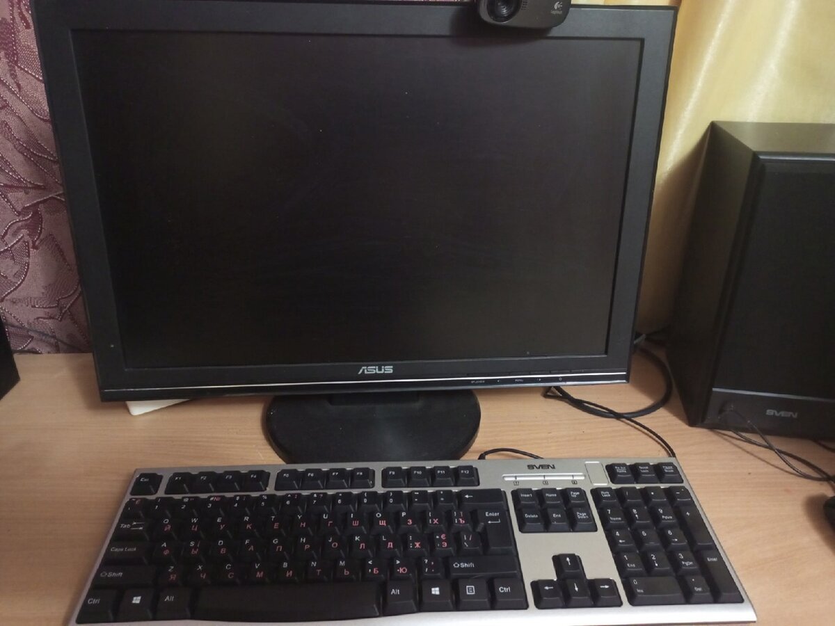 Старенький, но видеоредактор на нем нормально работает. Иногда играю в Контру)))