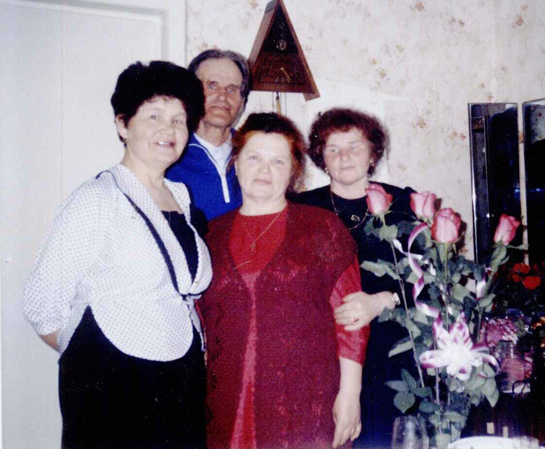 В семье Комлевых было шестеро детей, Зоя была самой младшей. Четверо перебрались с Вятки жить на Урал. Первым был Павел, потом Тамара, которая потом пригласила Галину и Зою с супругом. На фото (слева направо): Зоя Ивановна с братом Павлом, сёстрами Галиной и Тамарой