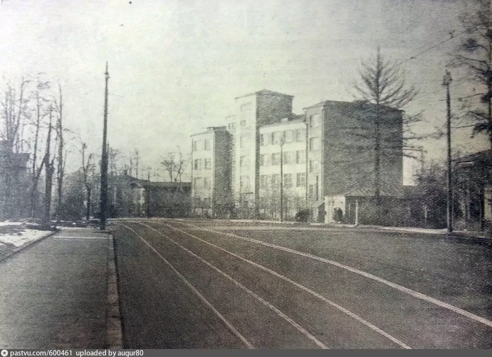 Ростокинский проезд, 13Ас1 – учебный корпус построен в 1934 году, ИФЛИ имени Н.Чернышевского (1936 - 1941), Московский институт востоковедения (1945 - 1955), Заочный институт иностранных языков (1970-е), Институт иностранных языков имени Мориса Тореза при МГЛУ. Источник: Газета «За образцовые дороги», 1951 год.