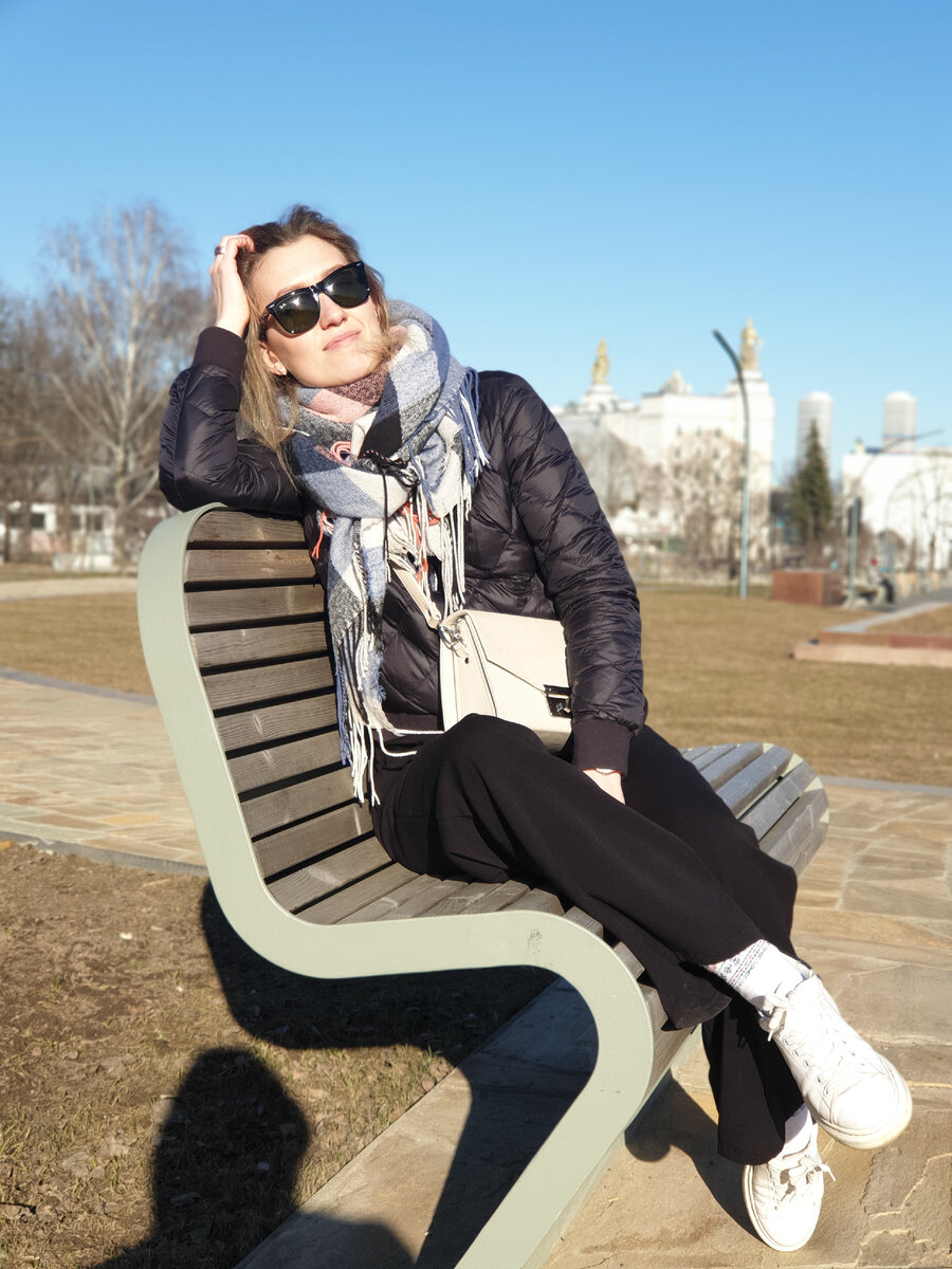 Там выглядывает, кстати, сумка от Арни Прахт)) У меня ее мама конфисковала)