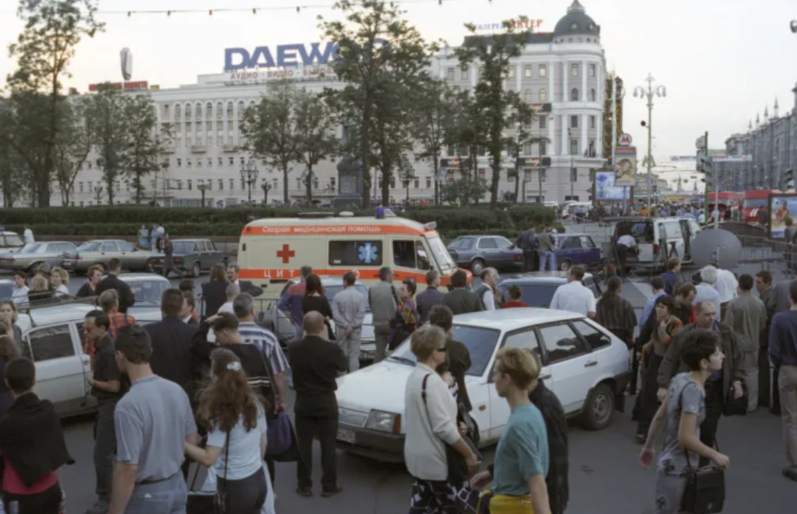 Сентябрь 1998 года. Взрыв на Пушкинской в Москве 2000. Теракт 8 августа 2000 года на Пушкинской площади. Теракт на Пушкинской площади в 2000 году. Пушкинская площадь в Москве 2000 год август.