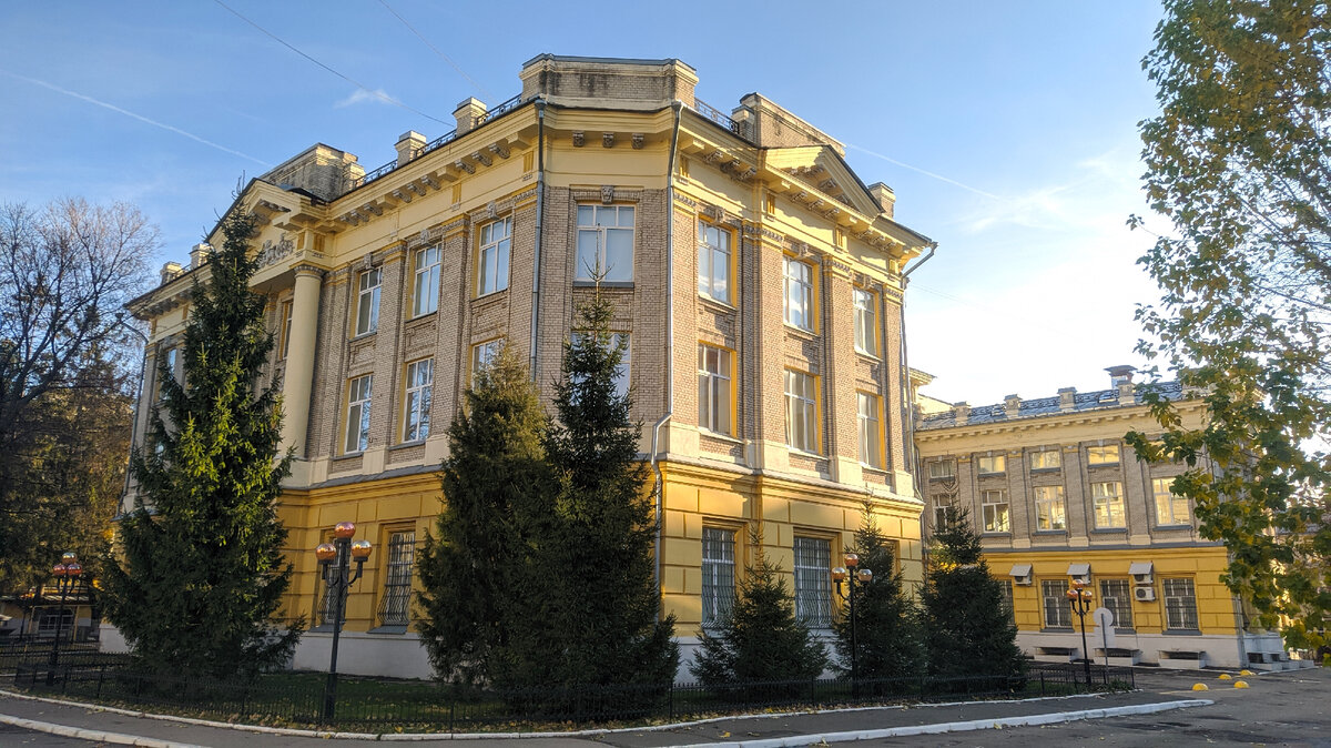 Корпус университета (листайте галерею)