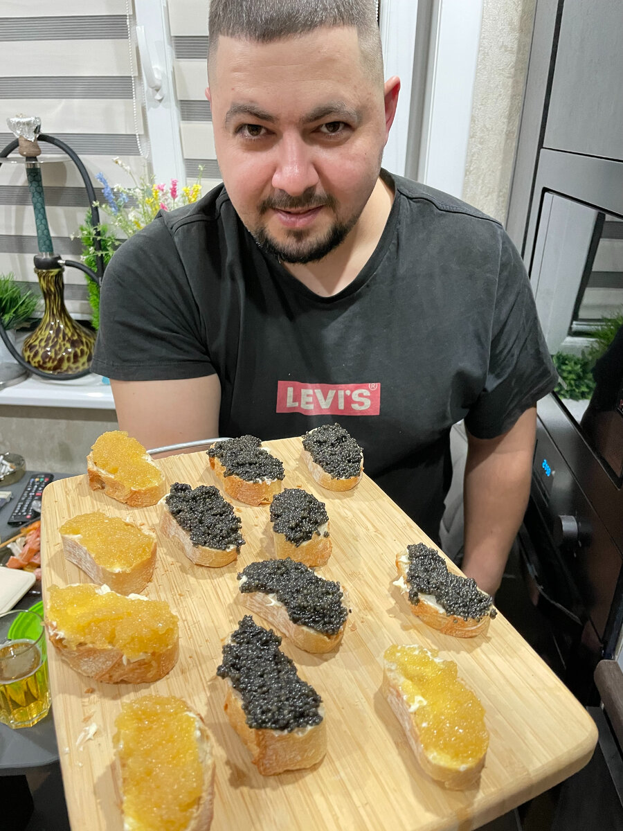 бутерброды с черной икрой и щучьей)))
