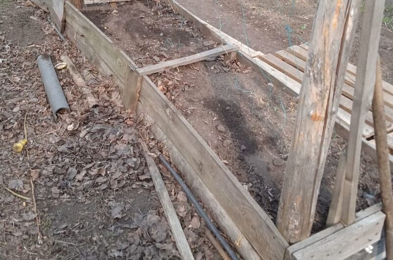 Короб сделан из деревянных досок.