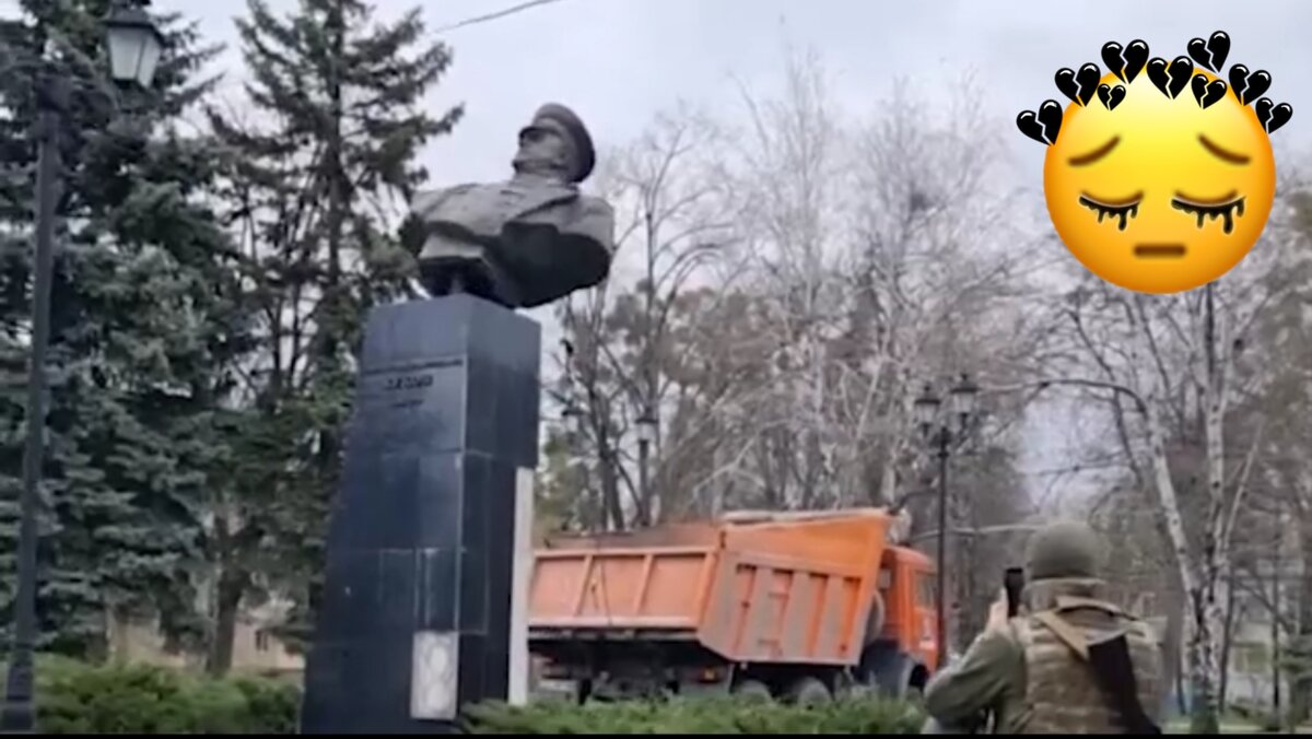 Это нацисты батальона "Азов" уничтожают памятник Георгию Жукову сегодня в Харькове, в городе, где я родилась и прожила 20 лет ;(((