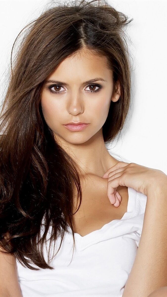 Вероника была похожа на актрису Нину Добрев (фото из инета)