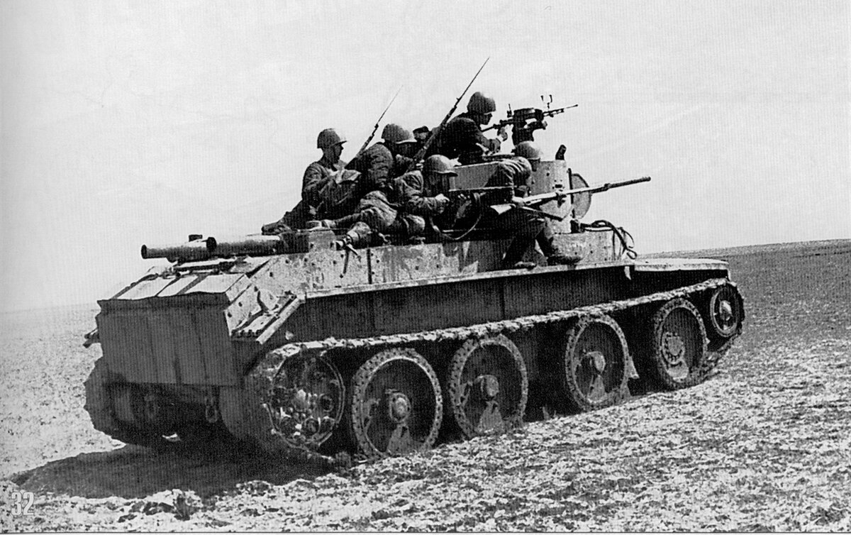 Примерно так мог выглядеть десант на танке БТ. Фото позднее, времён ВОВ. 