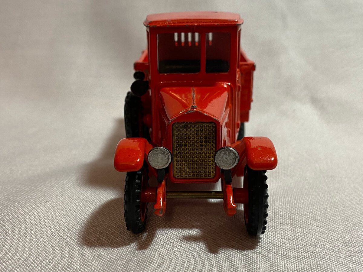 Спереди мы видим некий намек на детализацию. Здесь тебе и подкрашенные фары, и решетка радиатора, которая напомним современным коллекционерам о существовании фототравления из-за своего цвета.