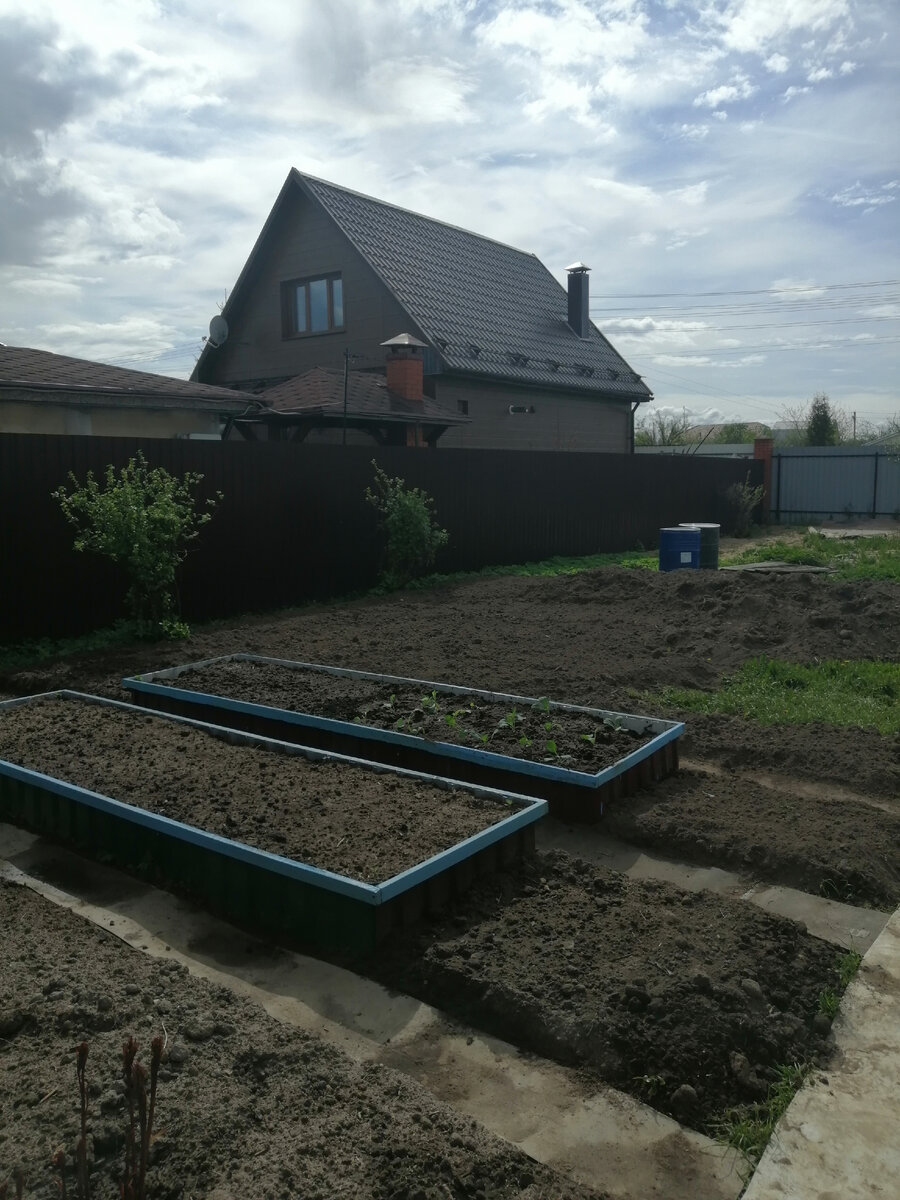 Осталось установить ещё 2 грядки. 