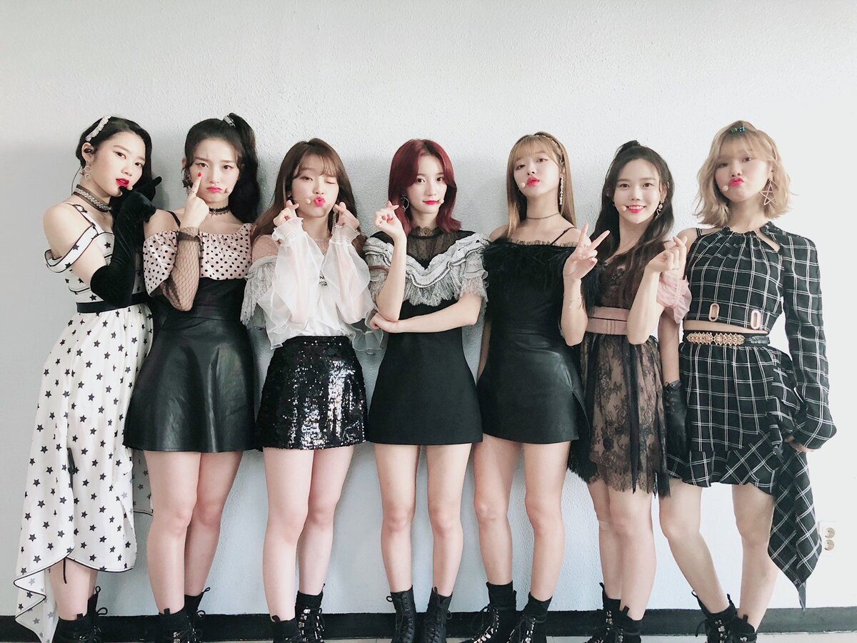 Уход Джихо (крайняя слева) породил слухи, что в группе Oh My Girl не все так гладко. Фото взято из интернета. 