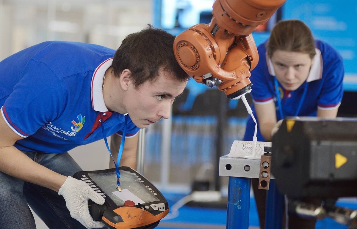 студент инженер. где учиться инженерий. инженер машиностроения. мехатроника и робототехника. инженерные специальности.