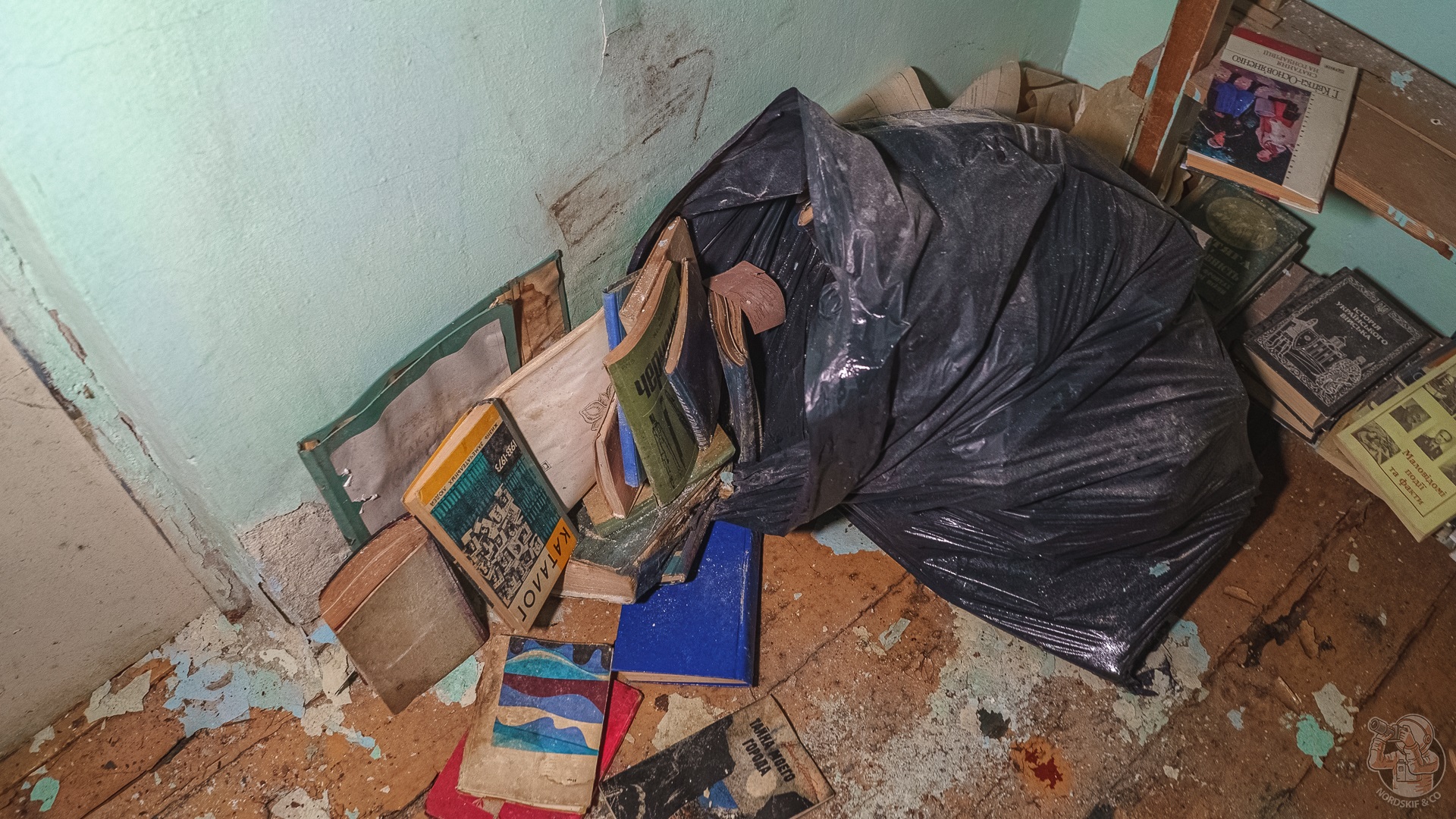 Как в страшном сне: во что превратилась библиотека в заброшенном советском Доме Офицеров?12