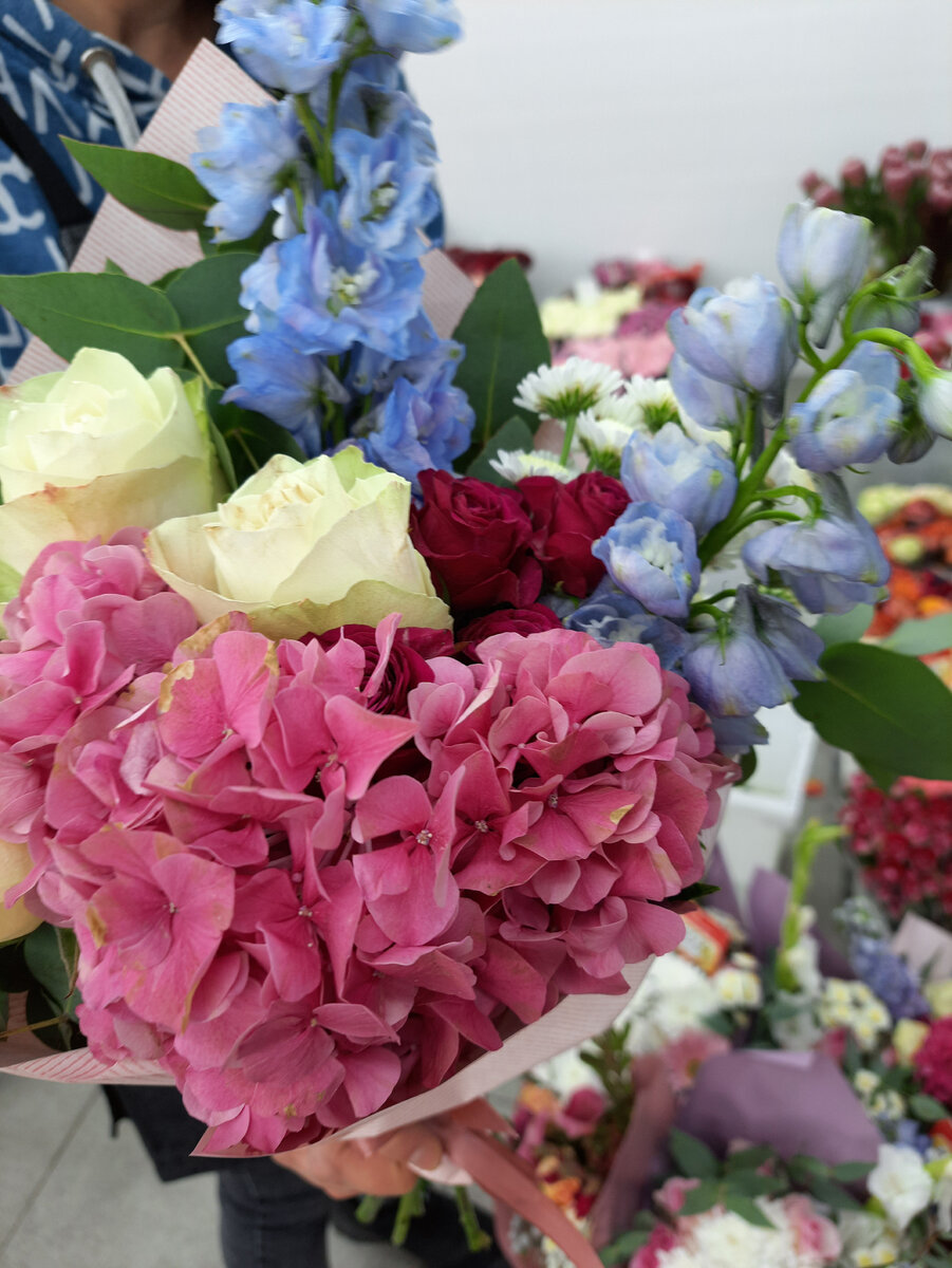 И с цветами не так, и без цветов не так....