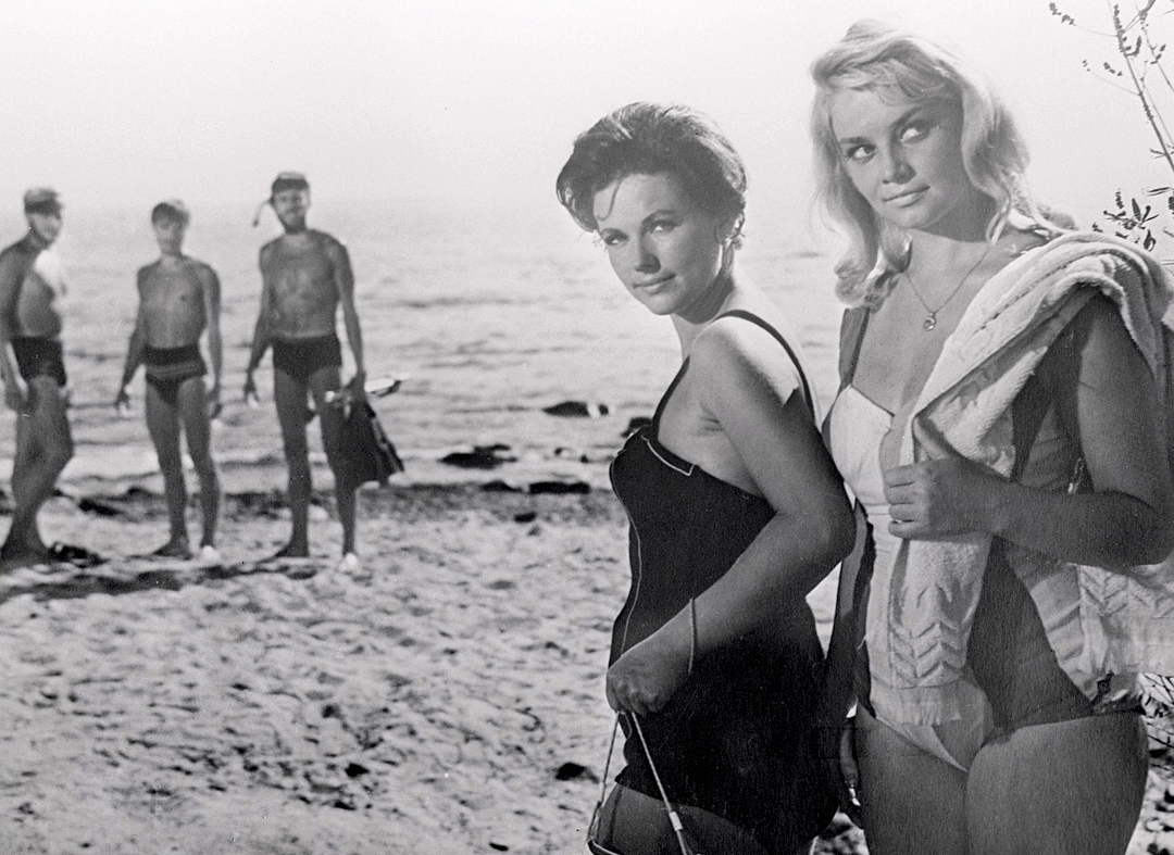 Наталья Фатеева в роли Зои и Наталия Кустинская в роли Наташи на съемках художественного фильма "Три плюс два" (1963 год)