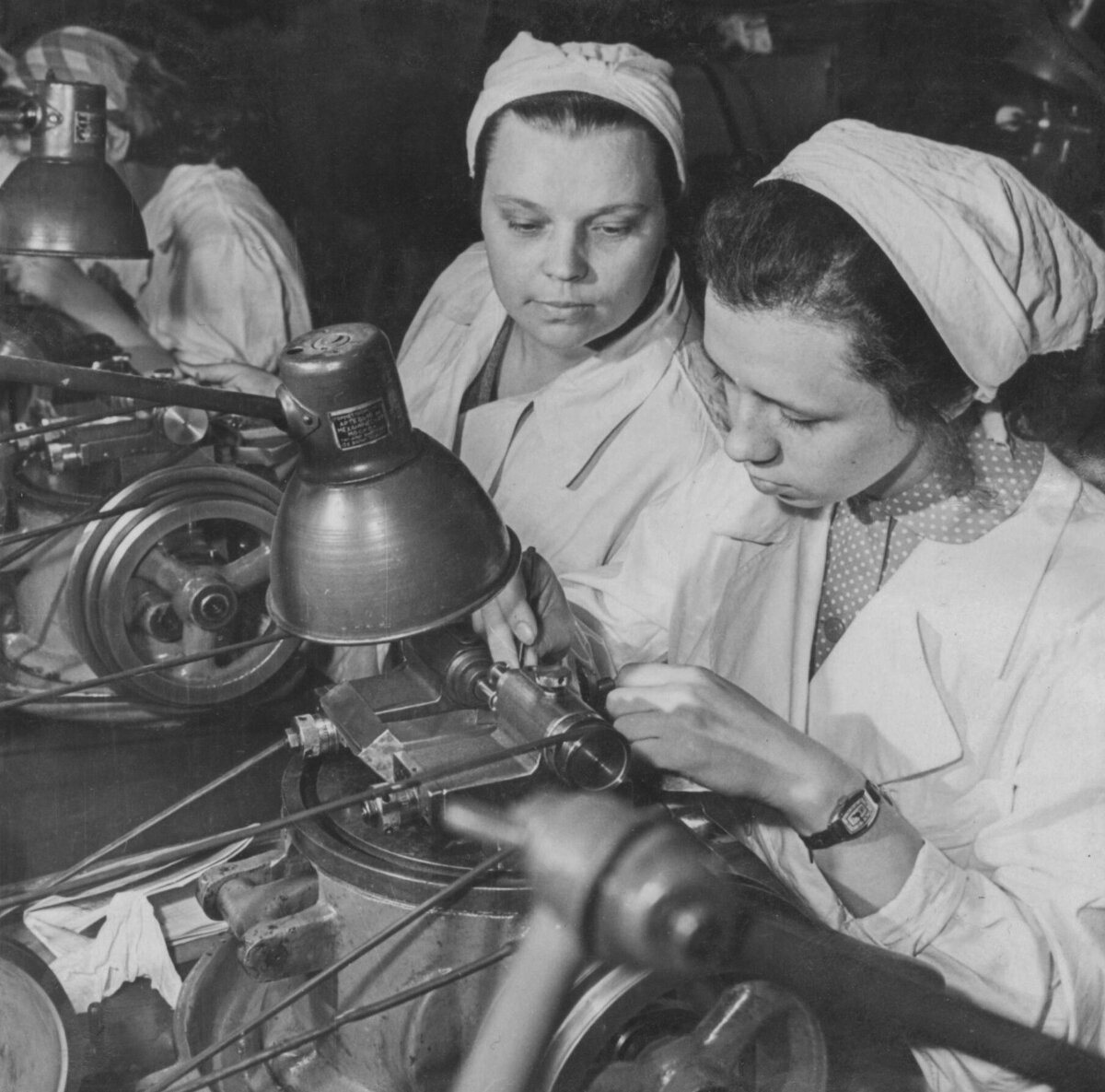 Работница механического цеха №4 Второго государственного часового завода Е. Факеева (слева) помогает ученице 11-го класса школы №155 Ирине Васильевой выполнить фрезерование пазов для анкерных вилок. Автор – Н. Пашин. Москва, апрель 1959 г. Главархив Москвы. Источник: mos.ru