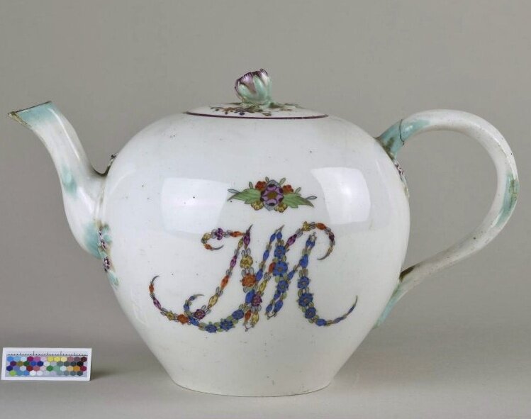 Чайник с крышкой с монограммой NM. Германия, г. Мейсен 1774-1814 годы "Государственный исторический музей", https://goskatalog.ru/