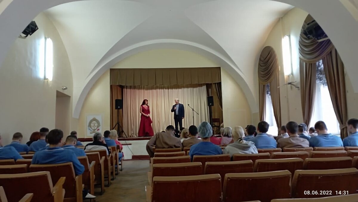 в клубе военного госпиталя

Сергей Зыков – выпускник Академии молодых оперных певцов Мариинского театра, лауреат Международного фестиваля православной духовной песни «Невские купола». В репертуаре Зыкова – старинные и классические романсы и произведения современных авторов.

Ольга Фаворская за многолетний вклад в культурную жизнь Санкт-Петербурга и России и созданные циклы патриотических песен не раз была отмечена почетными грамотами и благодарностями.