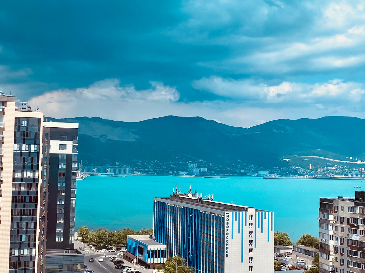 вот такой цвет моря мы увидели однажды! 
В субботу от нашего дома (он на углу) и до моря (поворот у гостиницы «Новороссийск» на фото) всё было перекрыто, потом оказалось не только там.