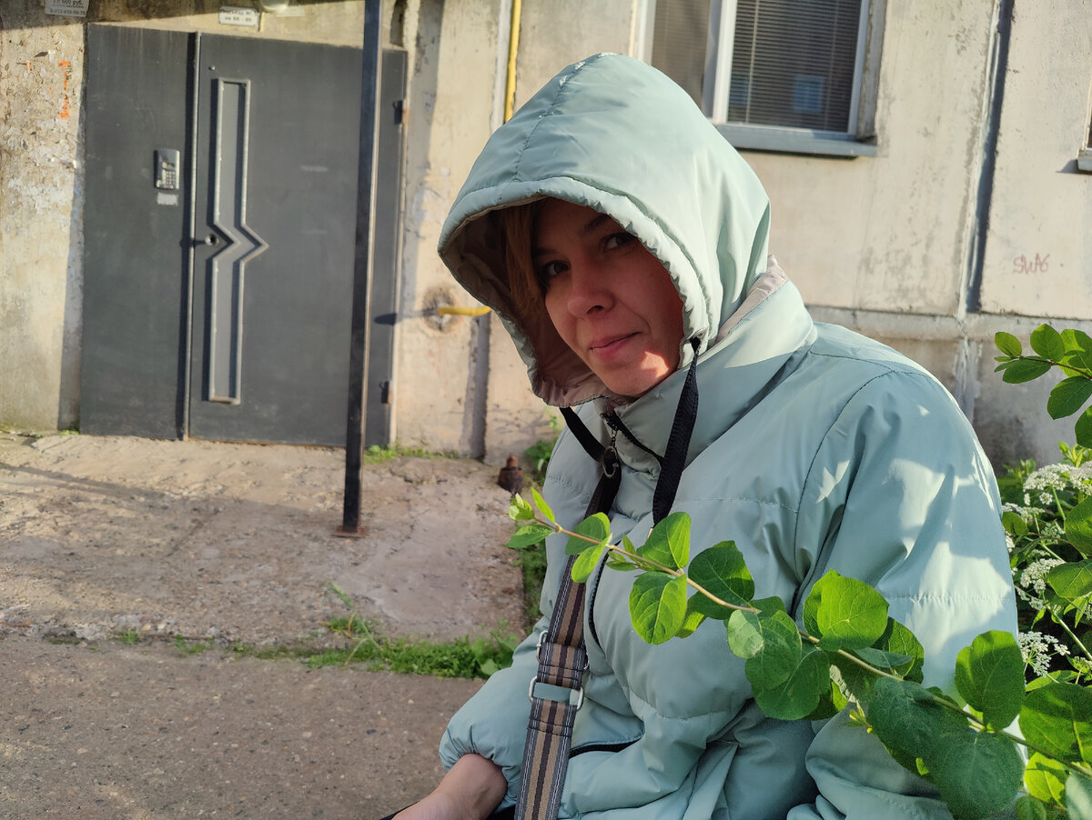 Вышла сестра. В осенней куртке 