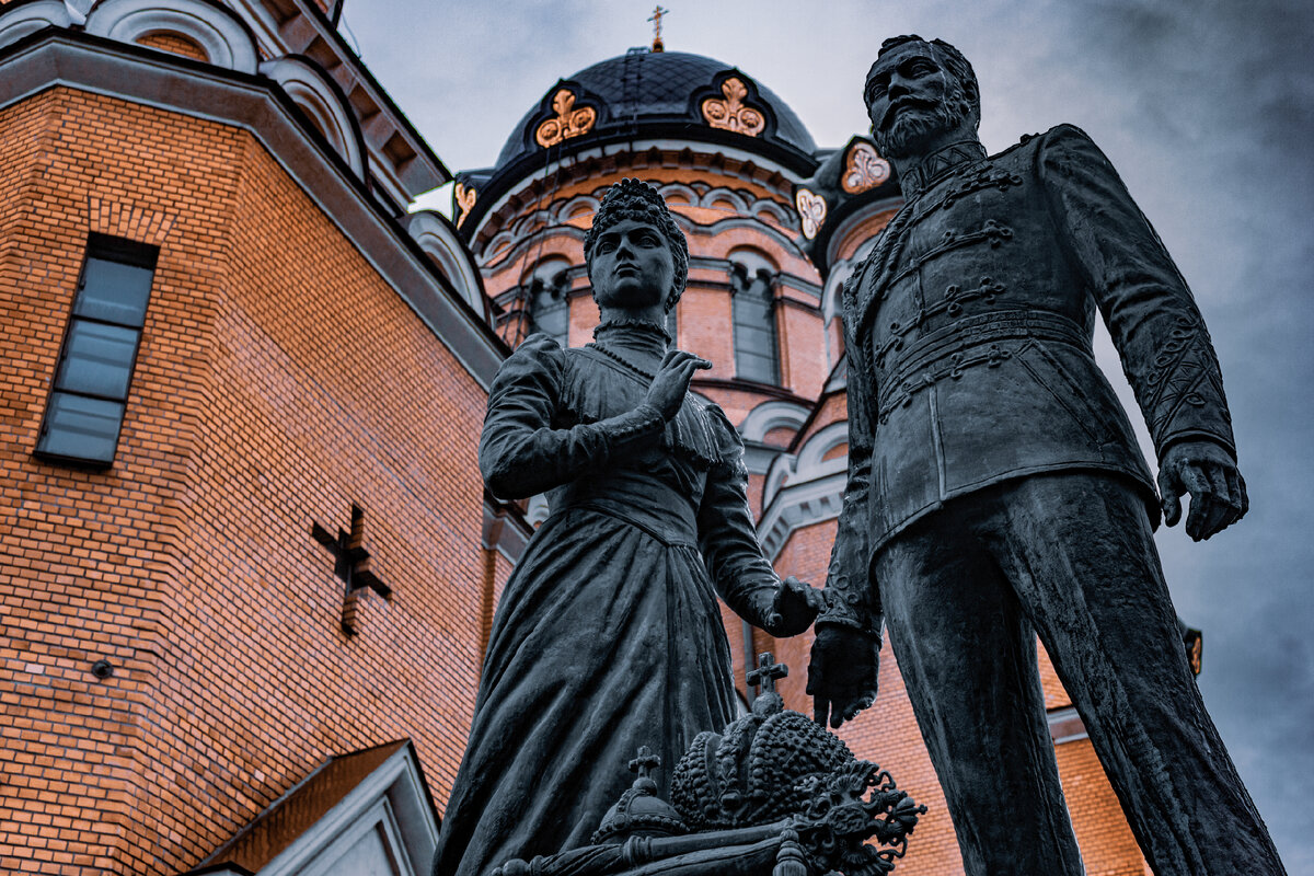 Памятник Николаю II и Александре Федоровне. Фотография автора.