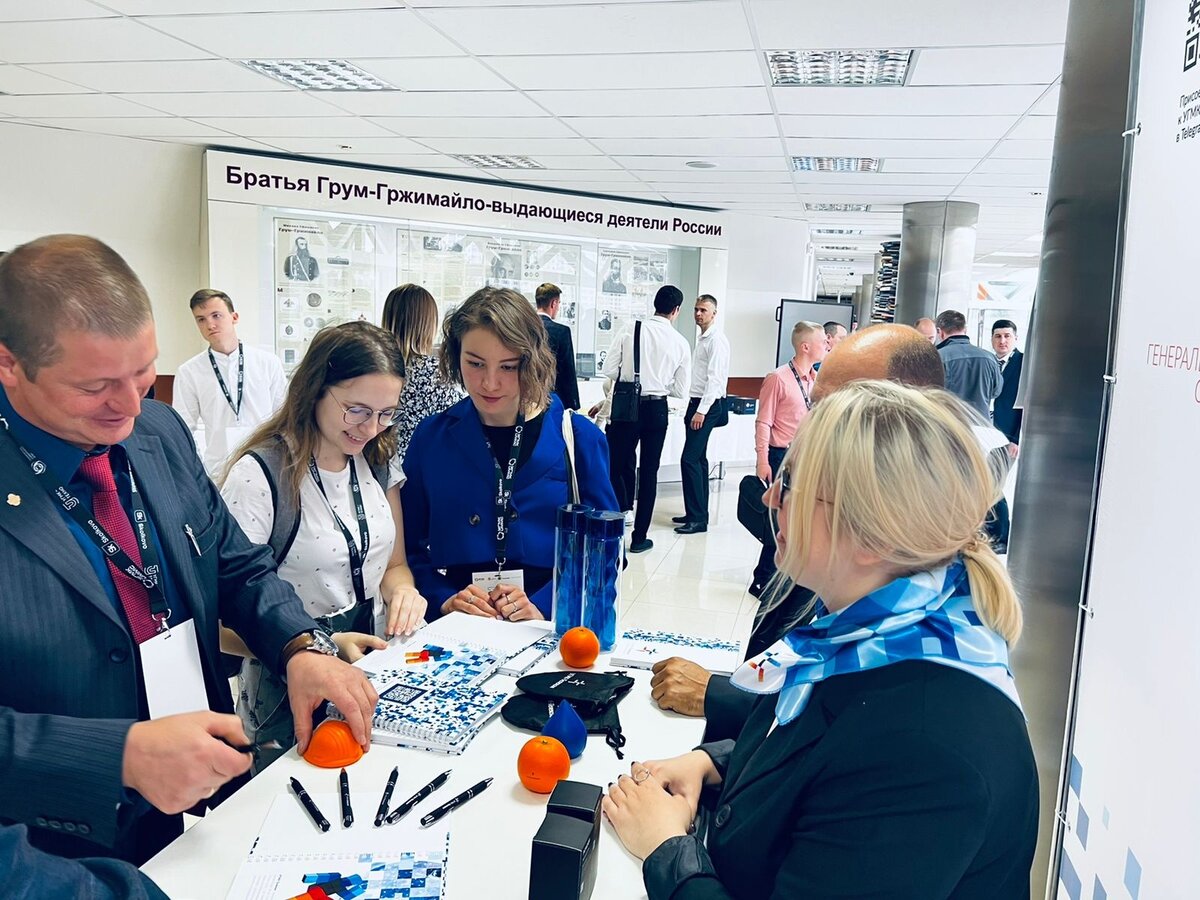 Стенд компании начал работу на конференции.