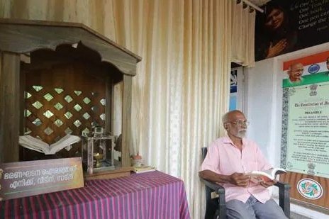     Мужчина построил храм для поклонения конституции. Это не в России