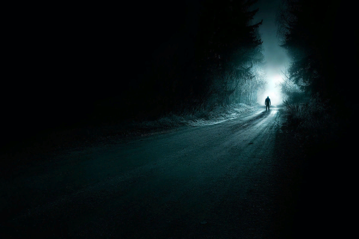 Человек идущий в темноте