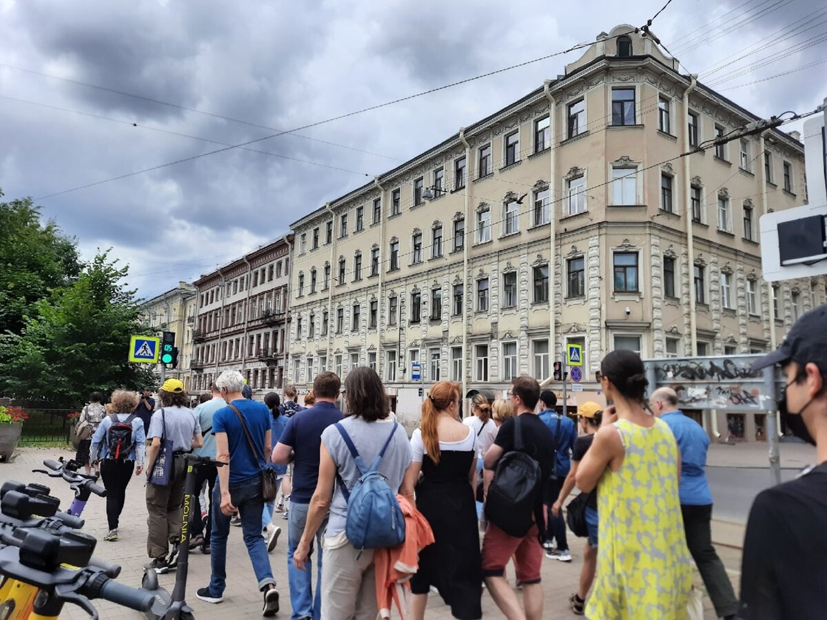 Угловое желтоватое здание является ОКН и снос ему не угрожает, а все потому. что в здании бывал Ленин.