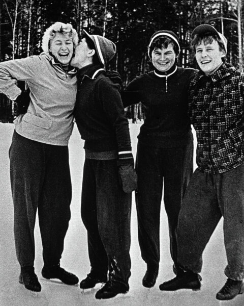    На катке (слева направо): Татьяна Пицхелаури, Ирина Соловьева, Валентина Терешкова и Валентина Пономарева.