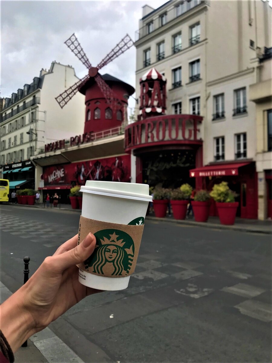 Легендарный станканчик на фоне Мулен Руж