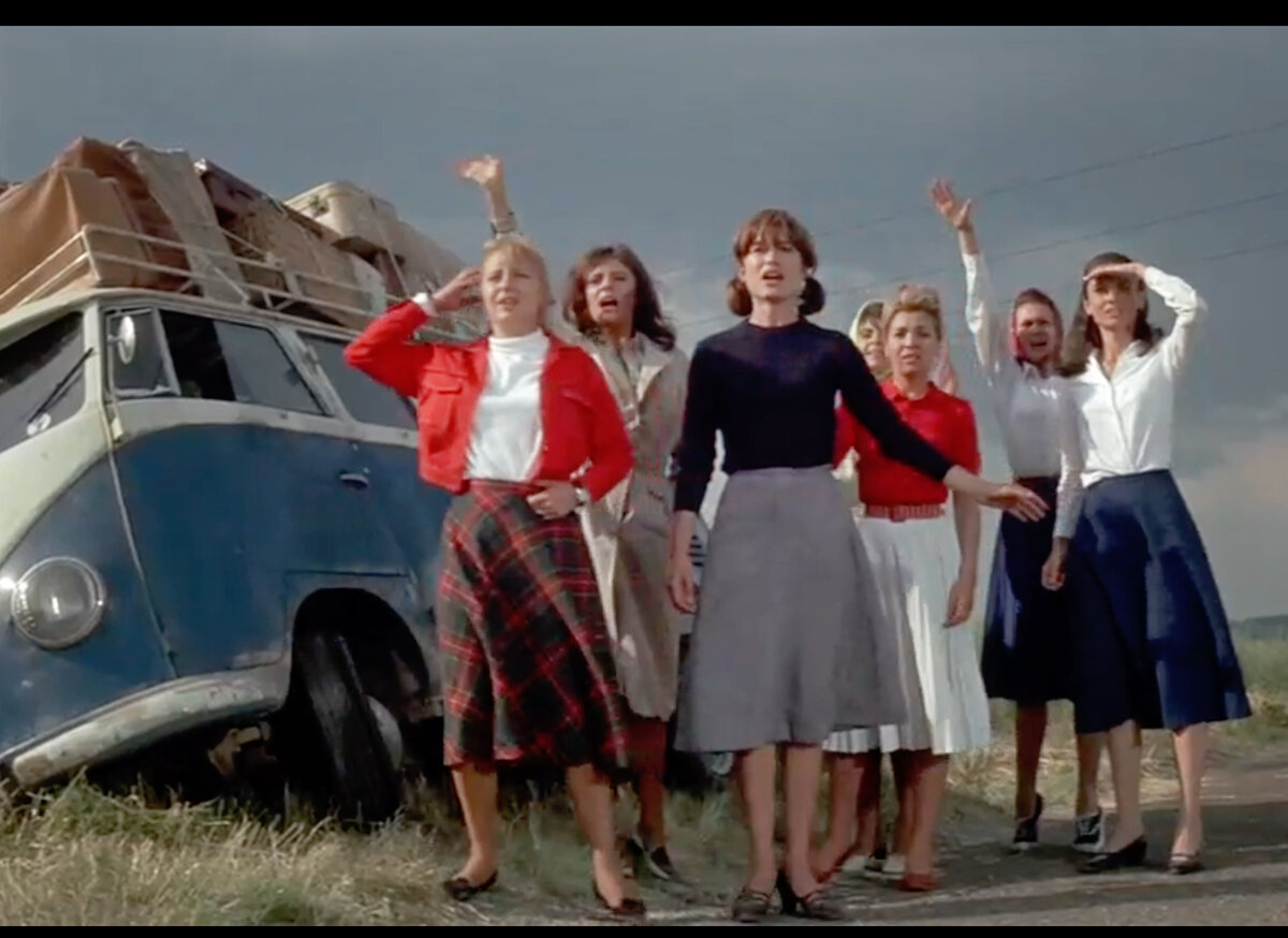 Джоанна здесь крайняя справа