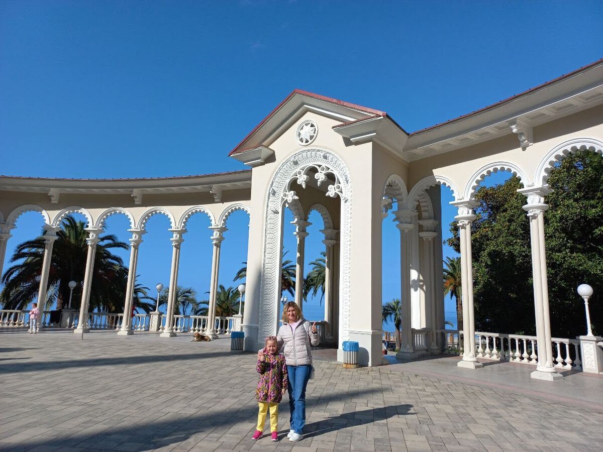 Гагрская колоннада и ресторан Гагрипш