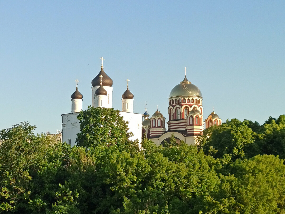 Фотография монастыря и горы "Каменный верх" с моста над Окой