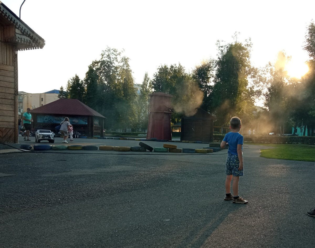 Мать с кривыми руками снова в деле и фотографирует своих детей!